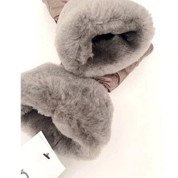 UGG® Fontanne Smart Genuine Shearling Trim
Gloves S/M - Picture 6 of 8
